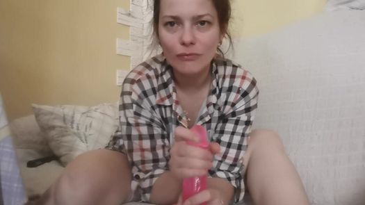 Мамка ведет грязные разговоры и дрочит дилдо ножками